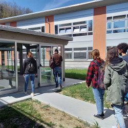 Studenti all'ingresso dell'Istituto Marconi